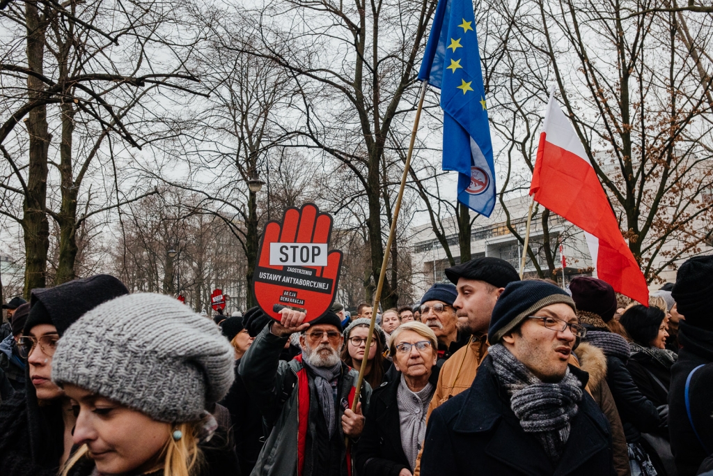 Czarny piątek w całej Polsce. Kobiety protestują przeciwko zaostrzeniu prawa aborcyjnego