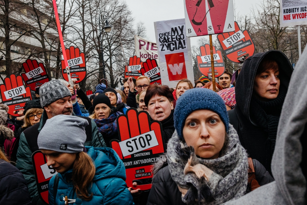 Czarny piątek w całej Polsce. Kobiety protestują przeciwko zaostrzeniu prawa aborcyjnego