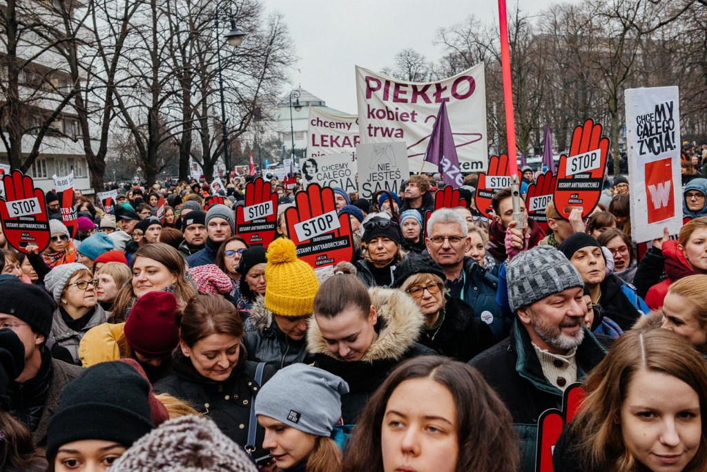 Czarny piątek w całej Polsce. Kobiety protestują przeciwko zaostrzeniu prawa aborcyjnego