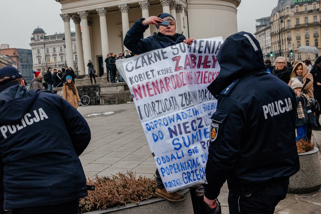 Czarny piątek w całej Polsce. Kobiety protestują przeciwko zaostrzeniu prawa aborcyjnego