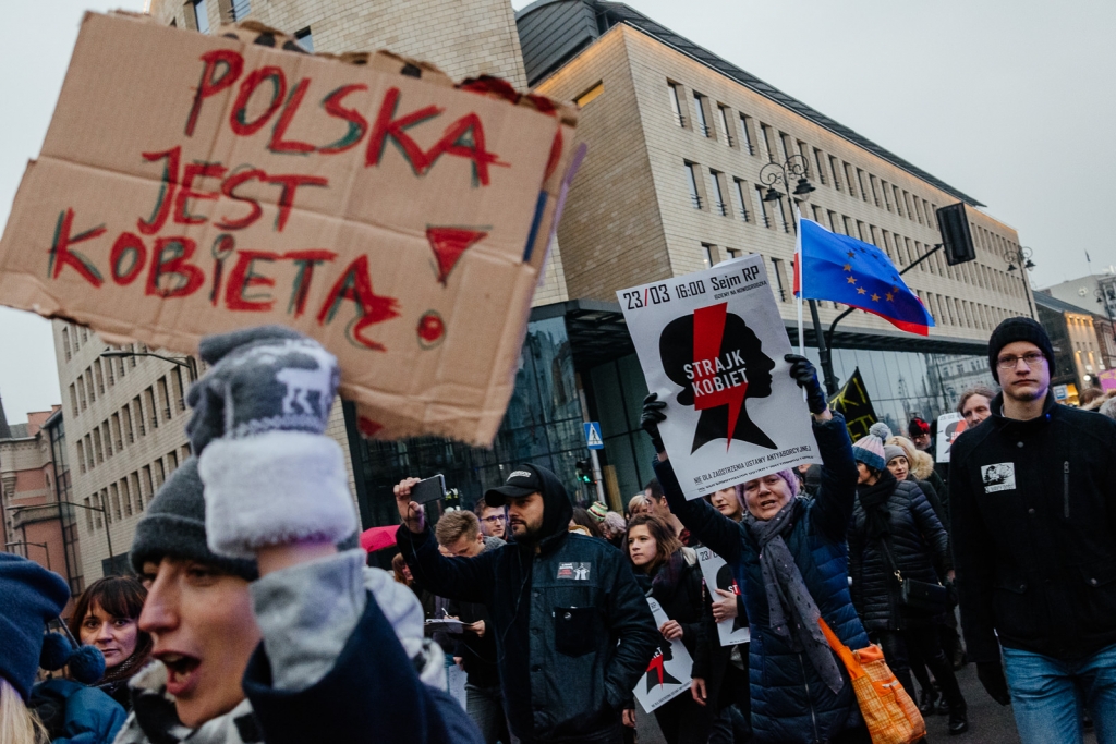 Czarny piątek w całej Polsce. Kobiety protestują przeciwko zaostrzeniu prawa aborcyjnego