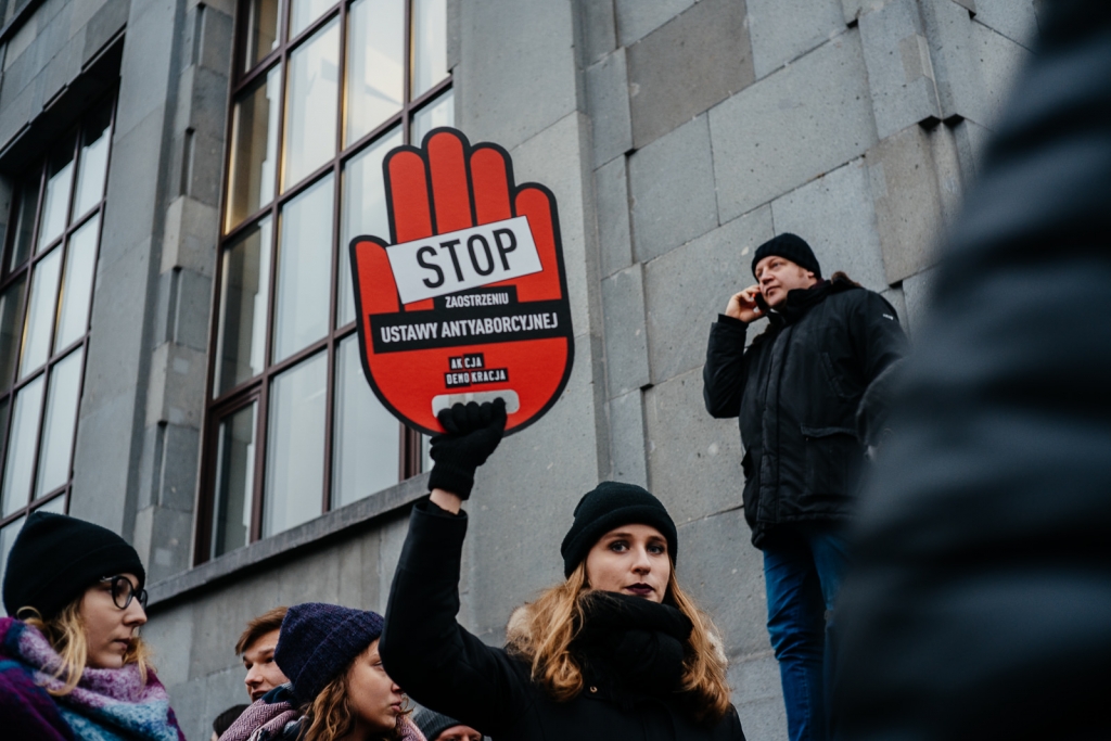 Czarny piątek w całej Polsce. Kobiety protestują przeciwko zaostrzeniu prawa aborcyjnego